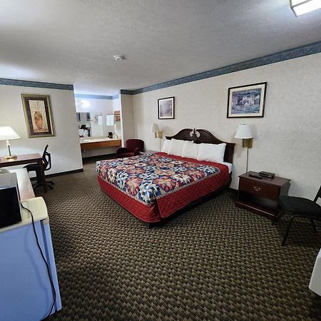 Americas Inn Bardstown Bagian luar foto