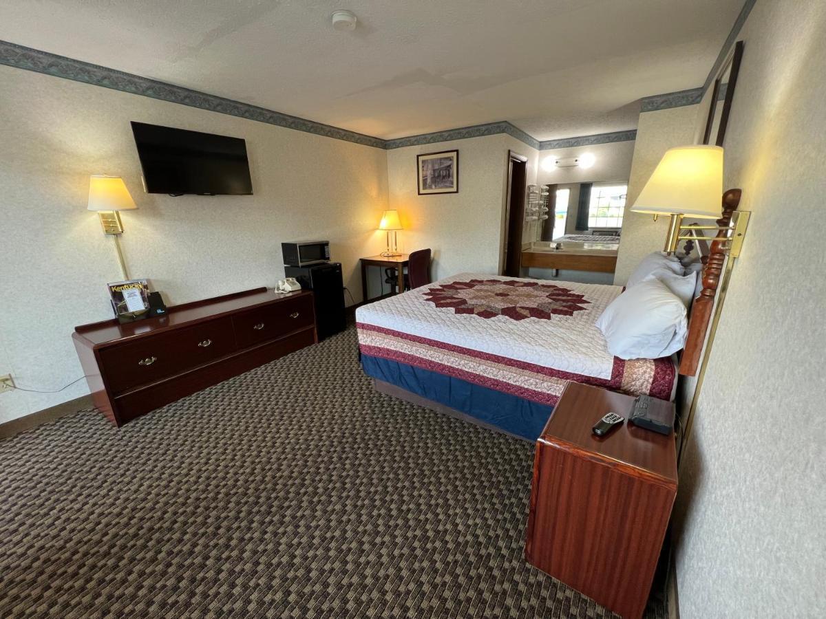 Americas Inn Bardstown Bagian luar foto