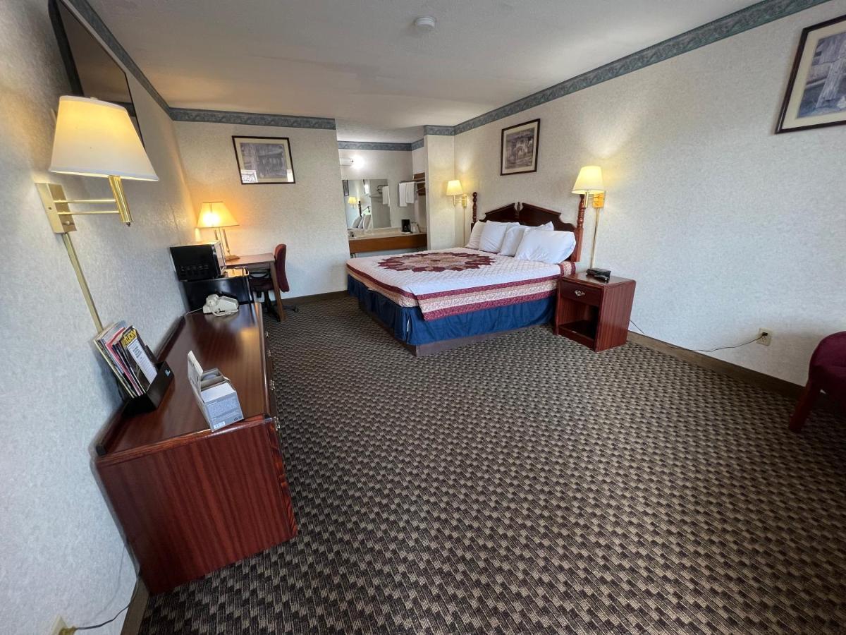 Americas Inn Bardstown Bagian luar foto