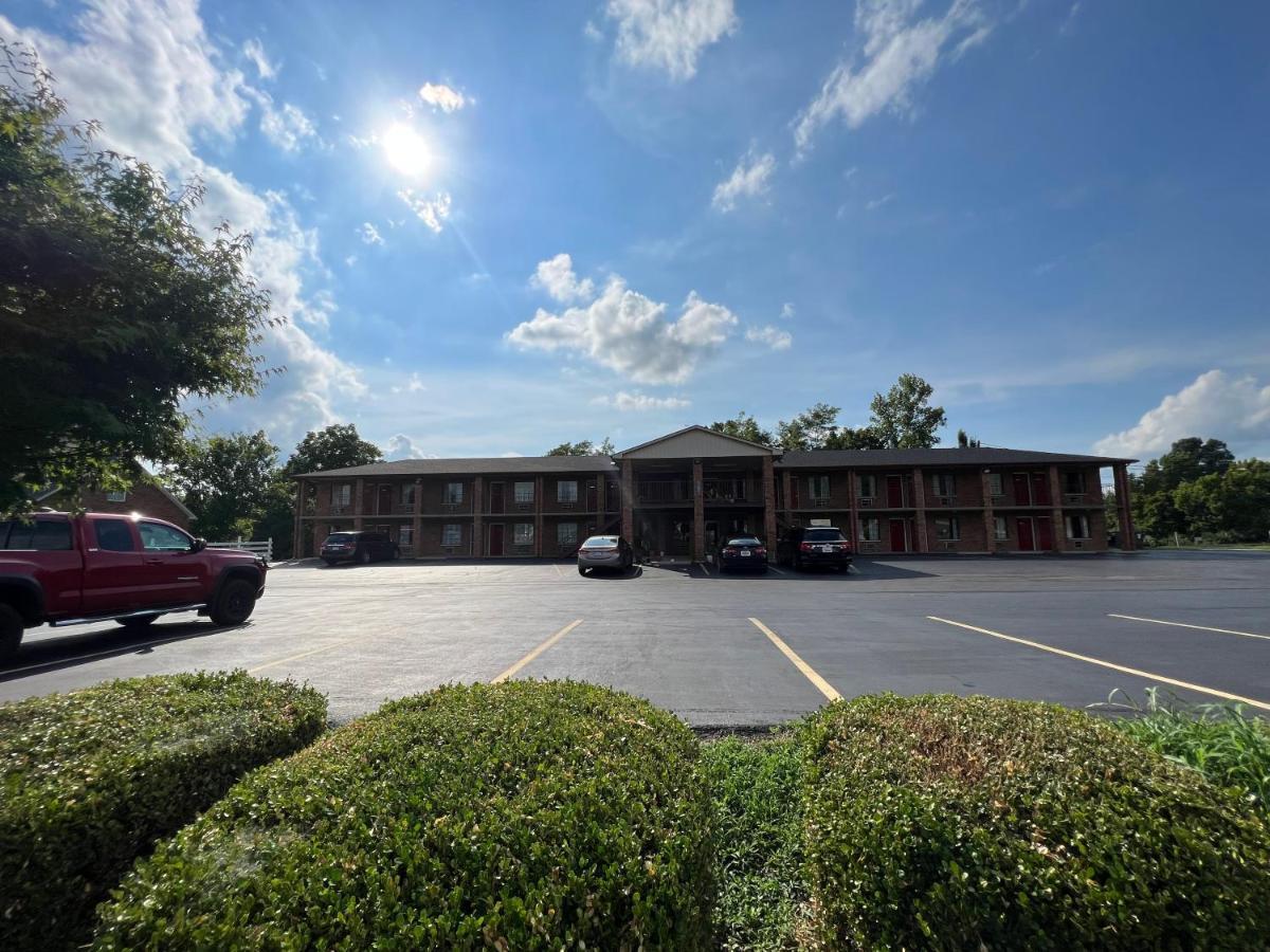 Americas Inn Bardstown Bagian luar foto