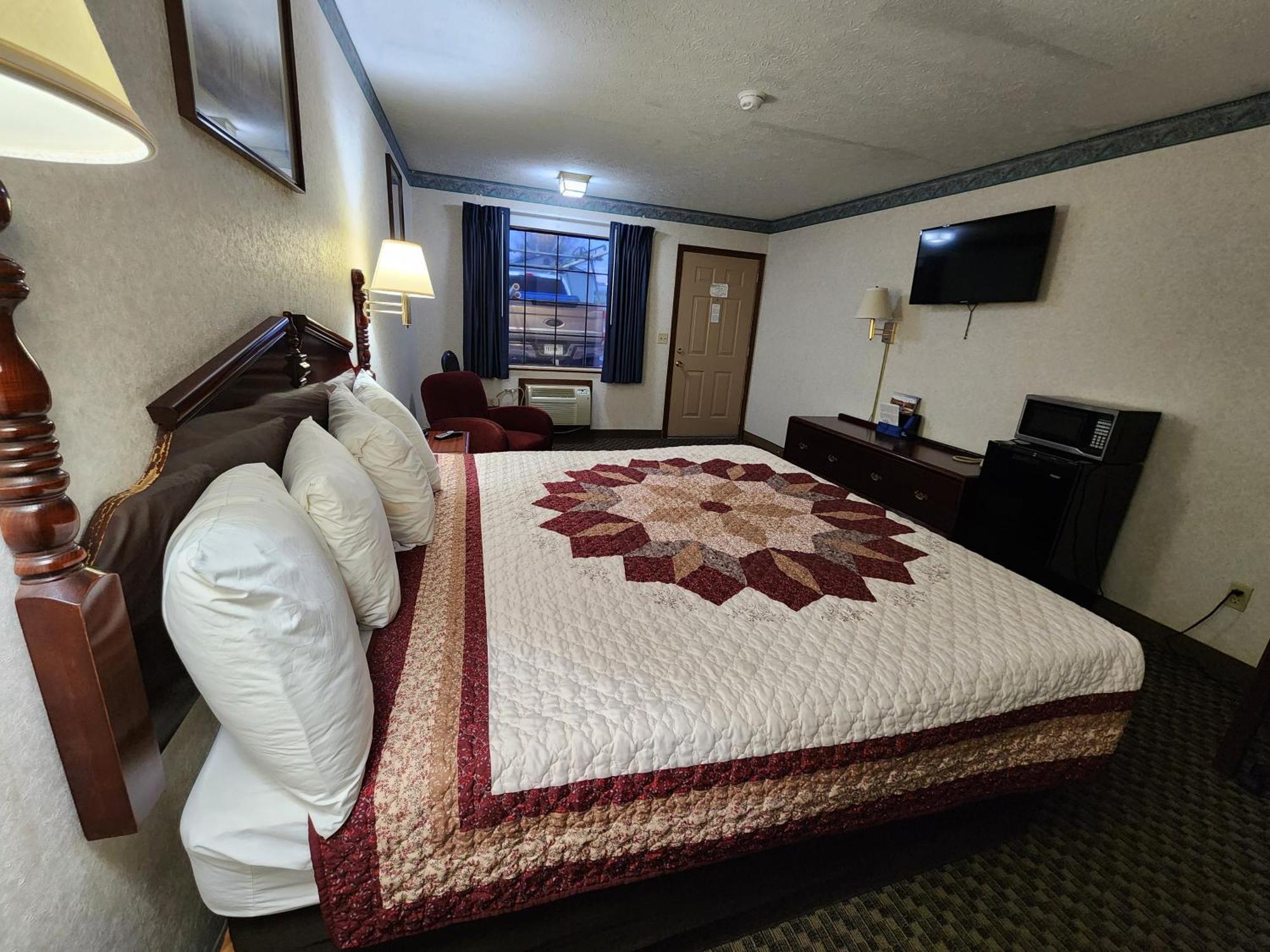 Americas Inn Bardstown Bagian luar foto