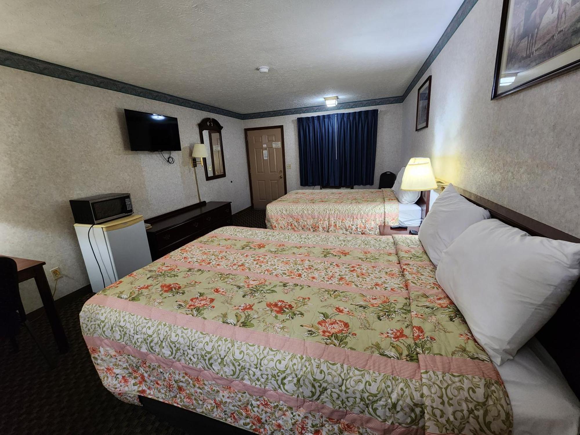Americas Inn Bardstown Bagian luar foto