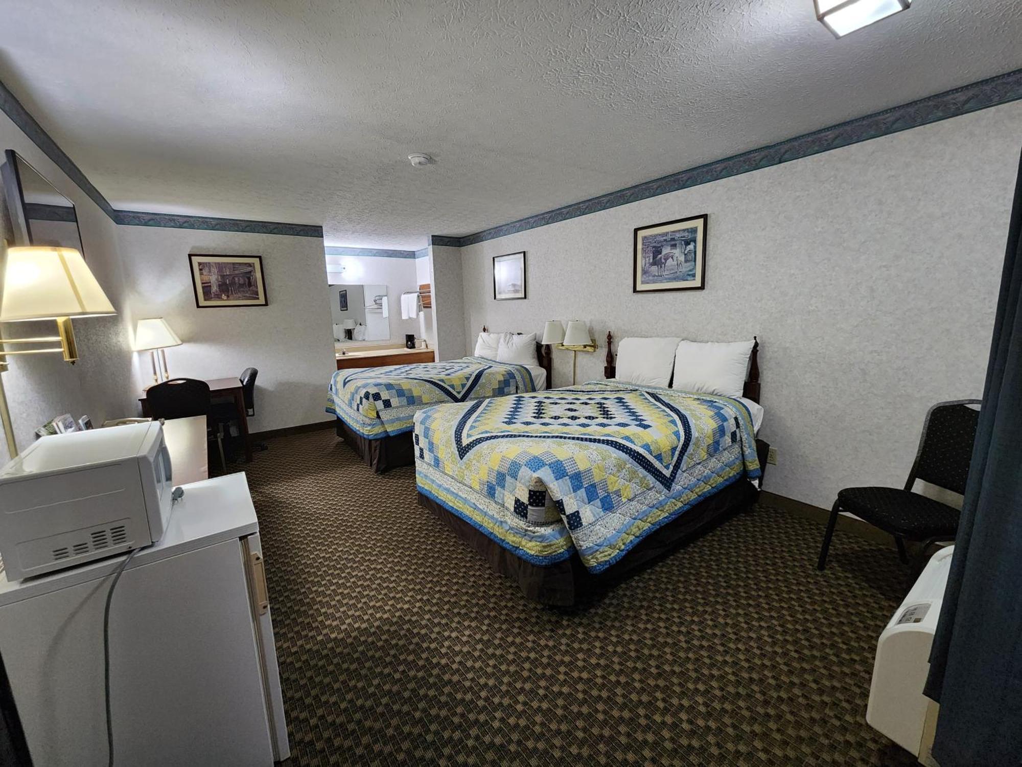 Americas Inn Bardstown Bagian luar foto