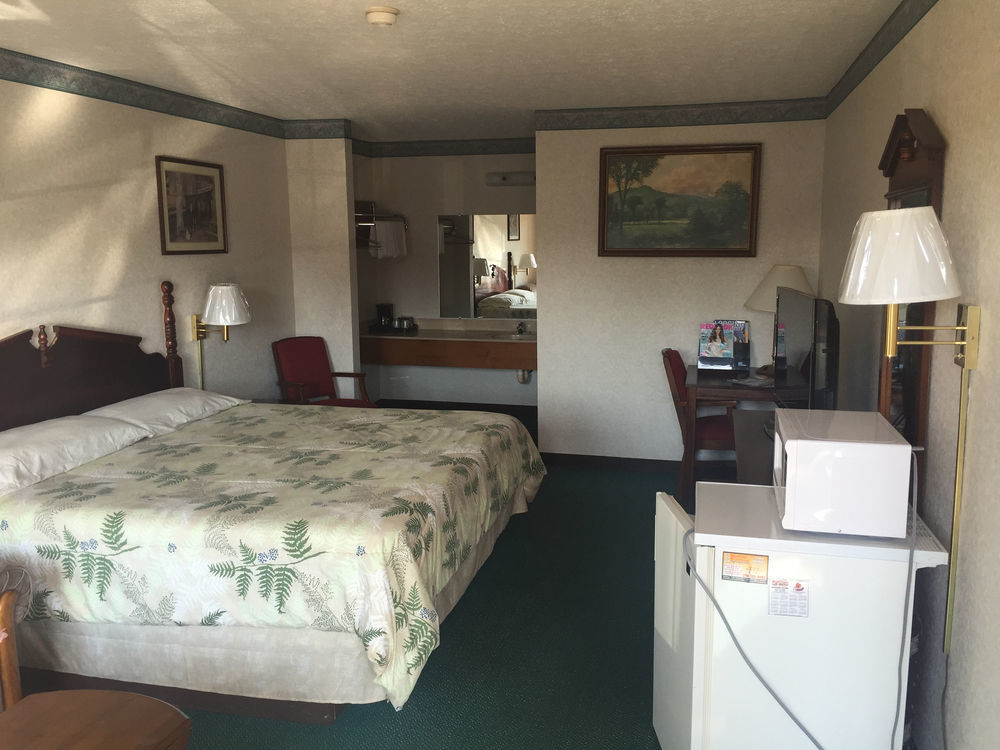 Americas Inn Bardstown Bagian luar foto