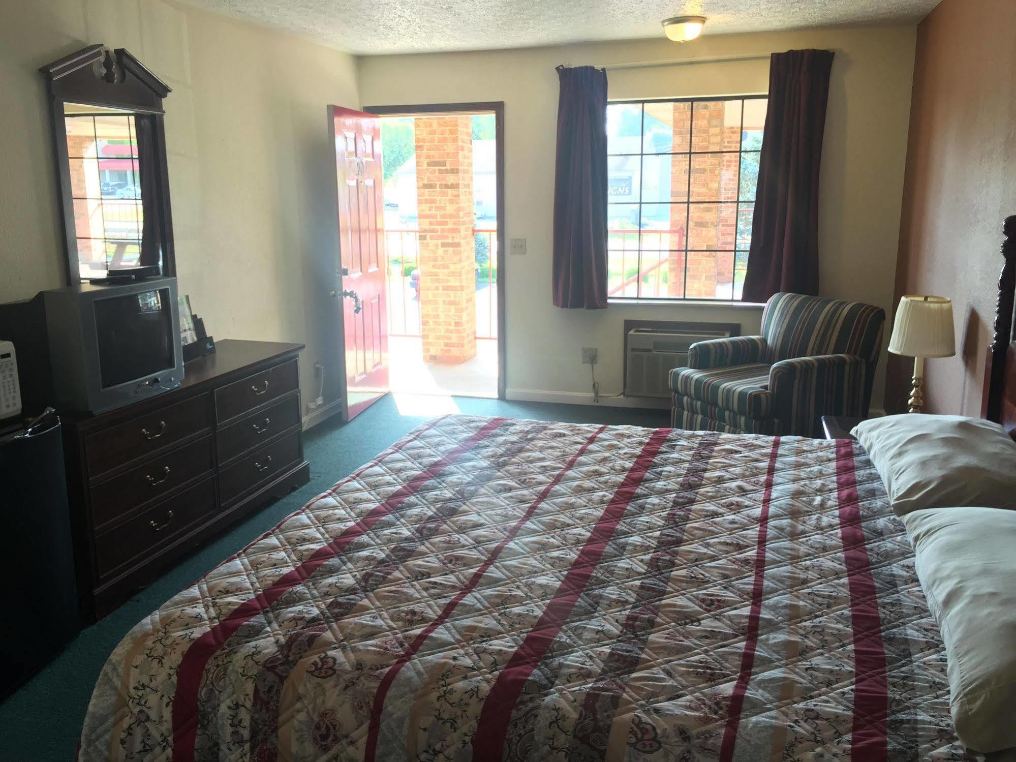Americas Inn Bardstown Bagian luar foto