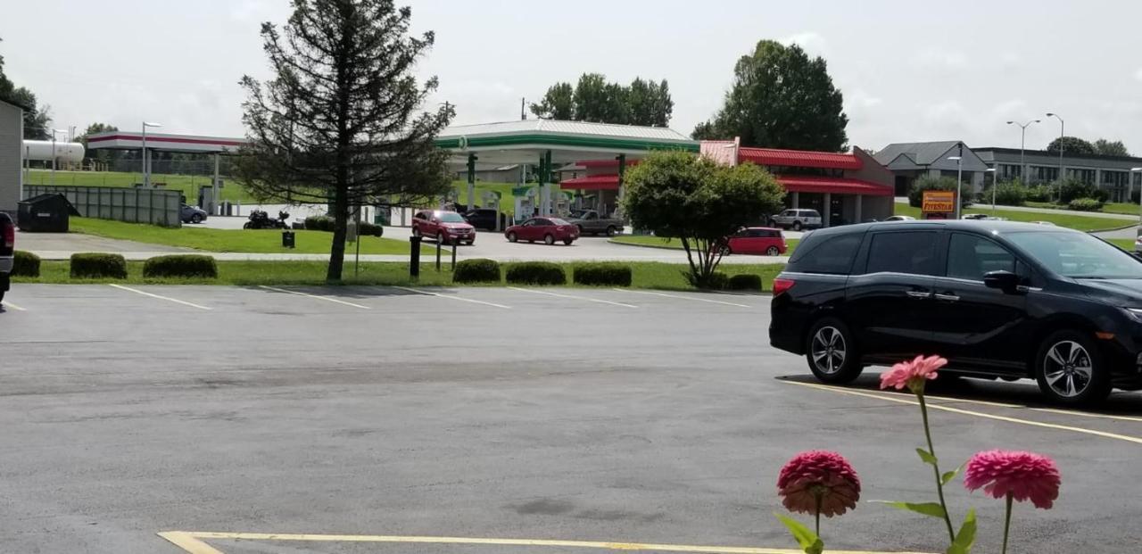 Americas Inn Bardstown Bagian luar foto